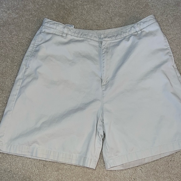 Lands End Ladies Khaki Weekender Shorts - Freshly Laundered- Gently worn Sz 16 - Picture 1 of 13